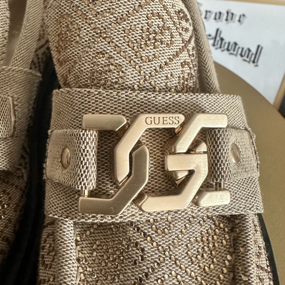 GUESS - Picture 4 of 7